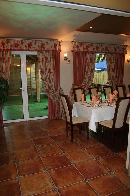 Hotel Tenishouse Marki  Exterior photo