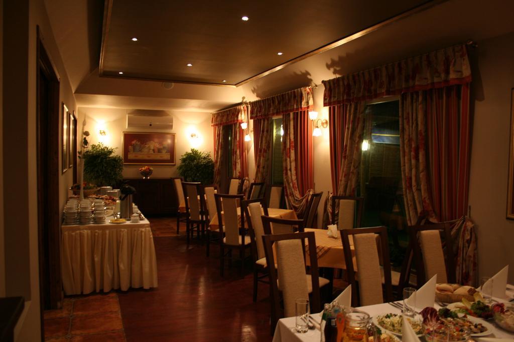 Hotel Tenishouse Marki  Exterior photo