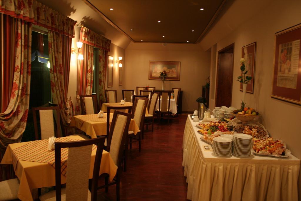 Hotel Tenishouse Marki  Exterior photo