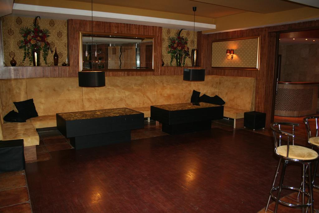 Hotel Tenishouse Marki  Exterior photo
