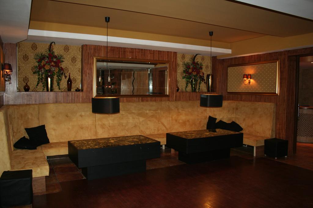 Hotel Tenishouse Marki  Exterior photo