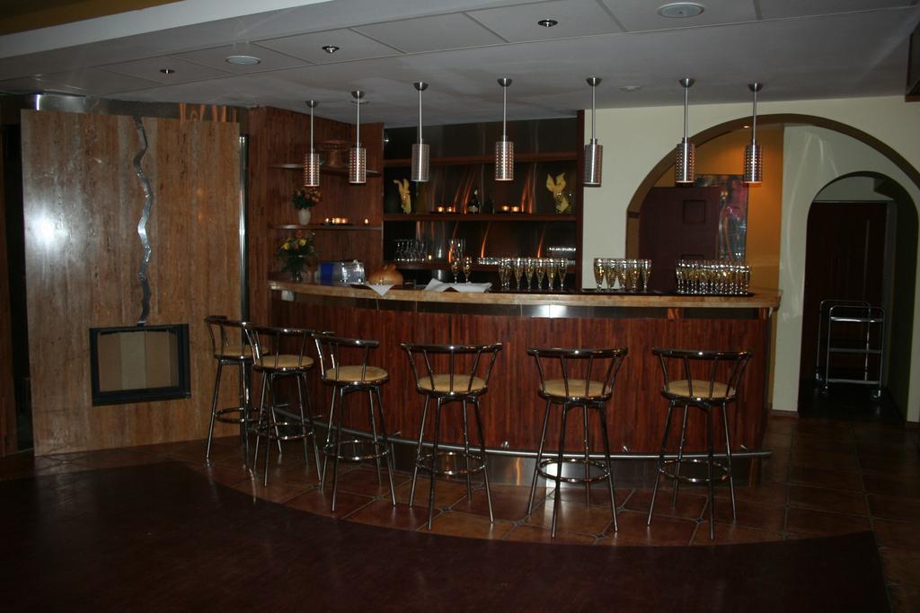 Hotel Tenishouse Marki  Exterior photo