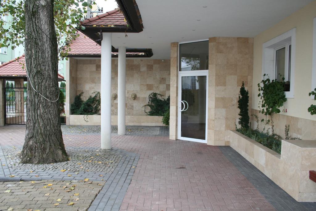 Hotel Tenishouse Marki  Exterior photo